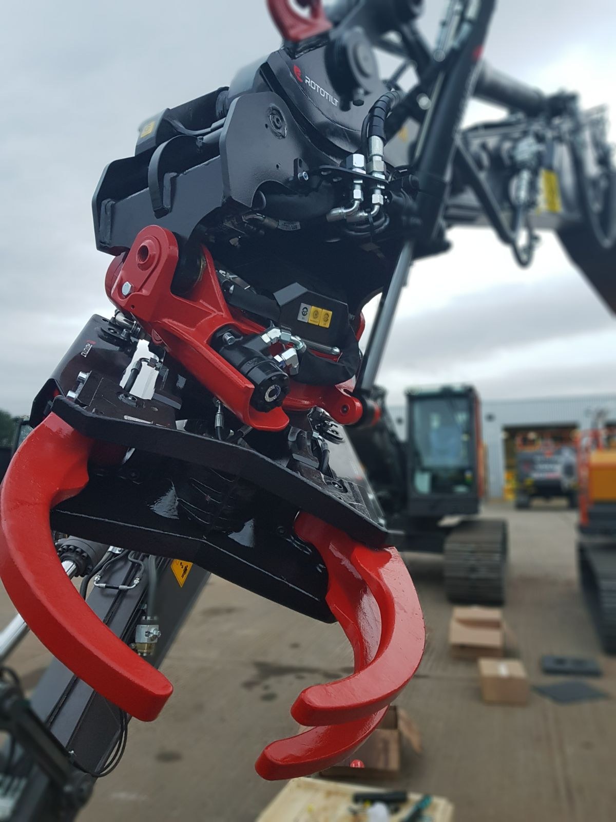Tiltrotator grab attachment on an excavator